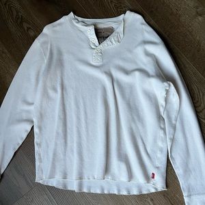 Men’s Levi Henley